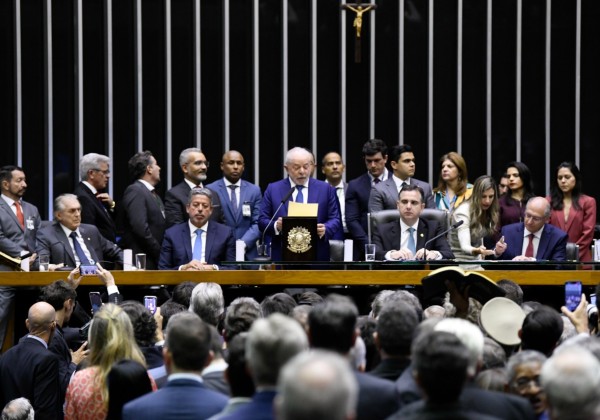 Lula revoga atos de Bolsonaro e pede reavaliação de sigilos em 30 dias