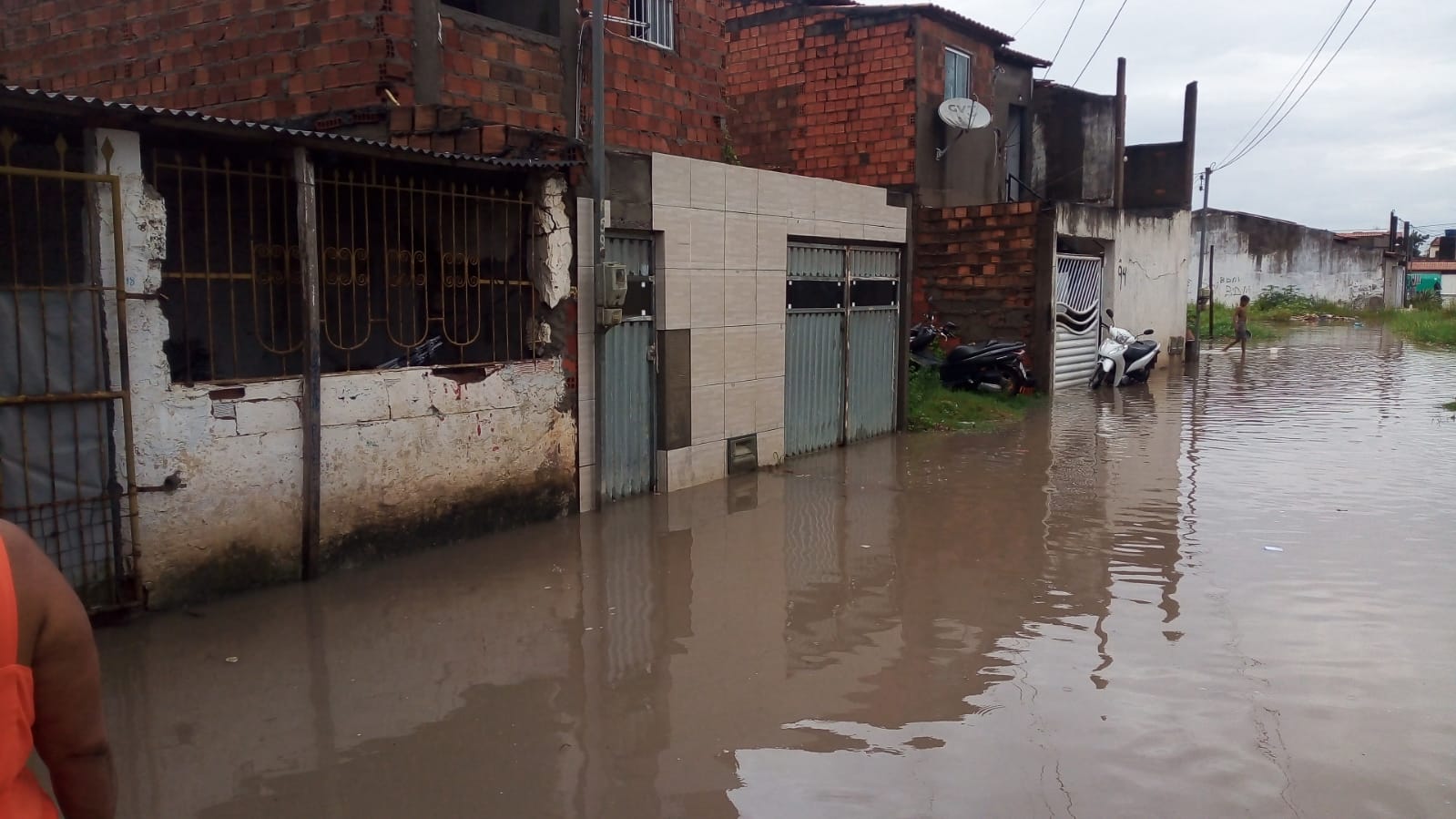 Moradores sofrem prejuízos após fortes chuvas que atingiram Feira de Santana