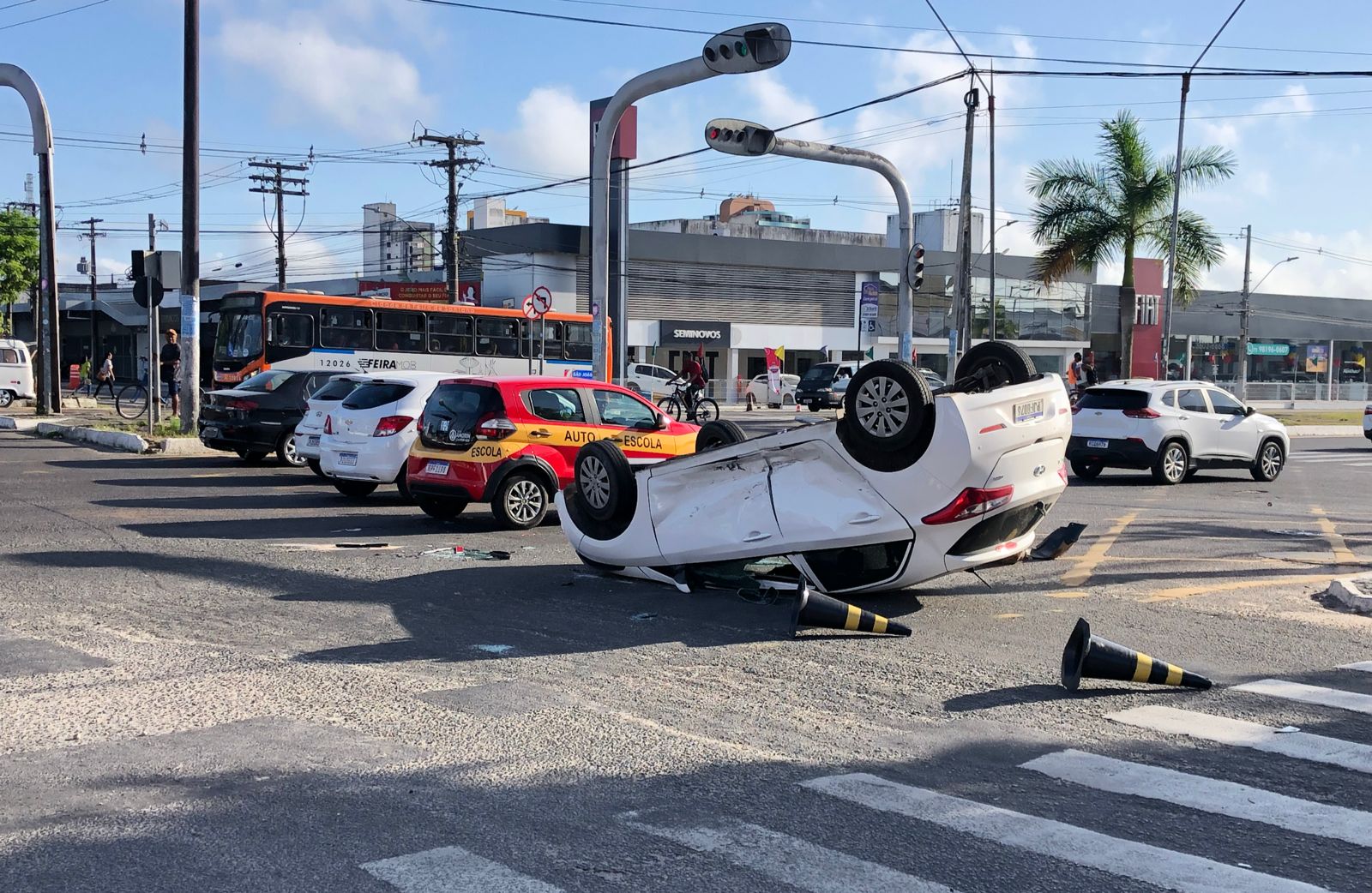 Veículos colidem no cruzamento da Av. Maria Quitéria com a Av. Presidente Dutra