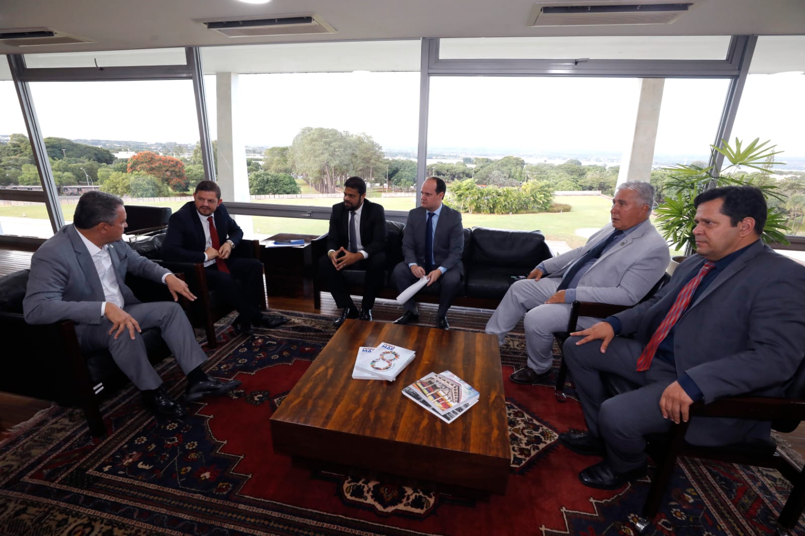 Ministro Rui Costa recebe prefeitos baianos e promete articulação contra queda de receita em 101 municípios da Bahia