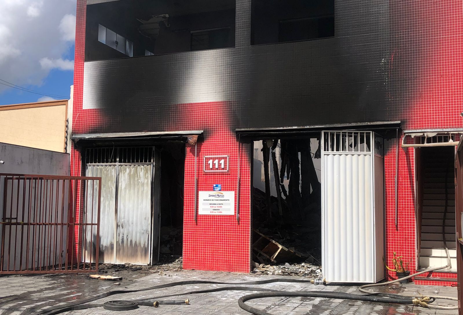 Incêndio destrói loja de motos em Feira de Santana