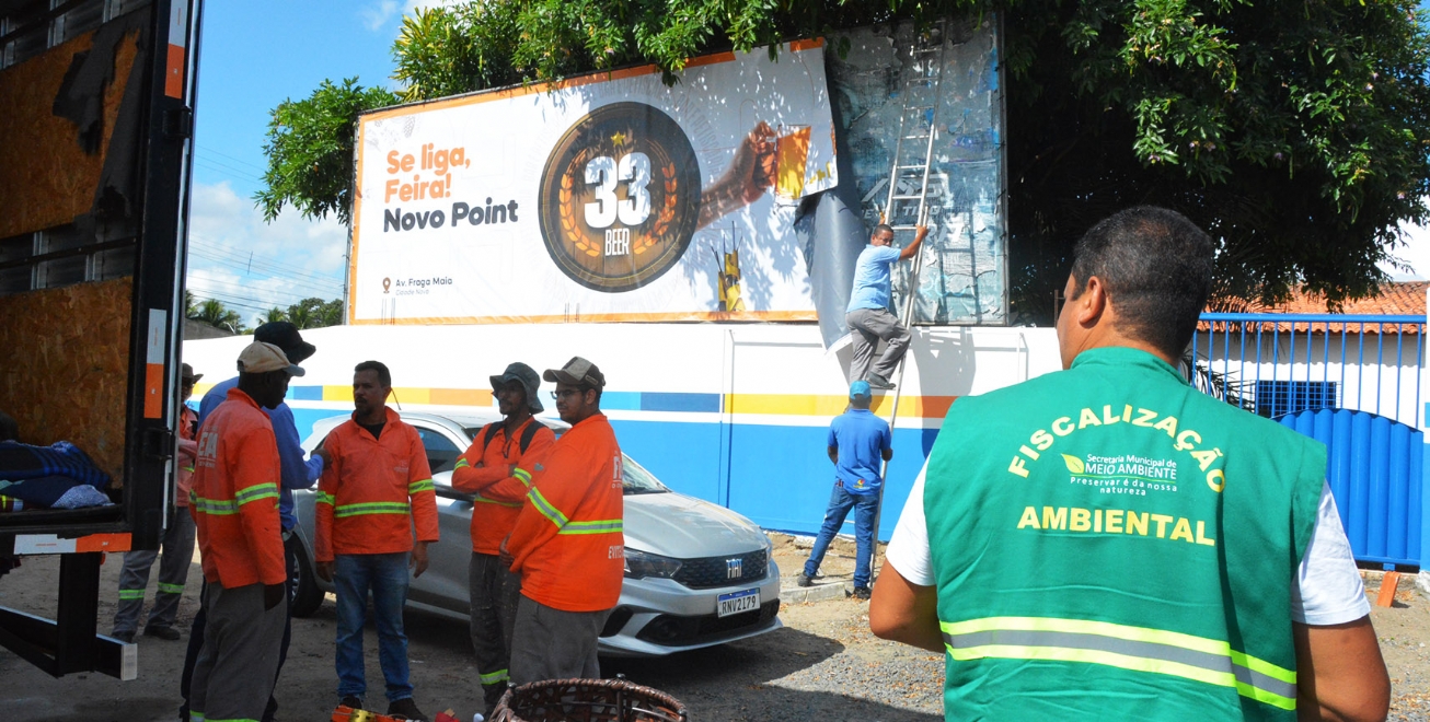 Outdoor com publicidade inadequada para ambiente escolar é removido