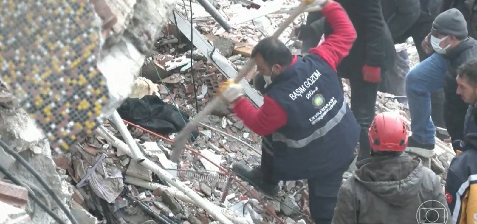 Terremoto na fronteira entre Turquia e Síria deixa mais de 1,5 mil mortos