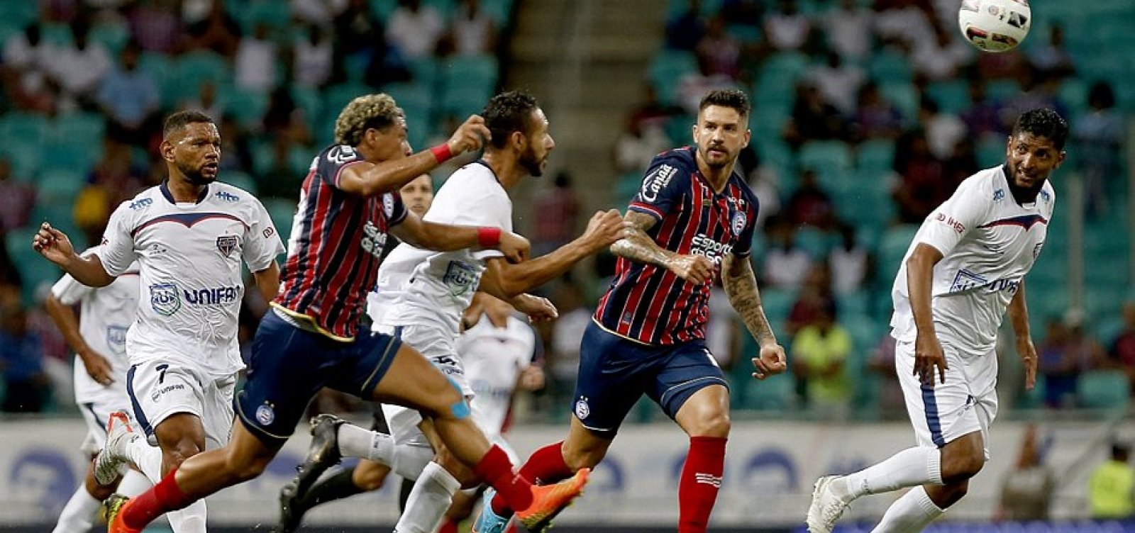 Bahia de Feira sai na frente, mas Bahia vira e se classifica para semi do Baianão