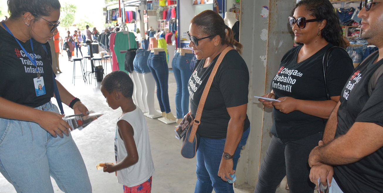 Órgãos de proteção alertam frequentadores do Shopping Popular contra o trabalho infantil