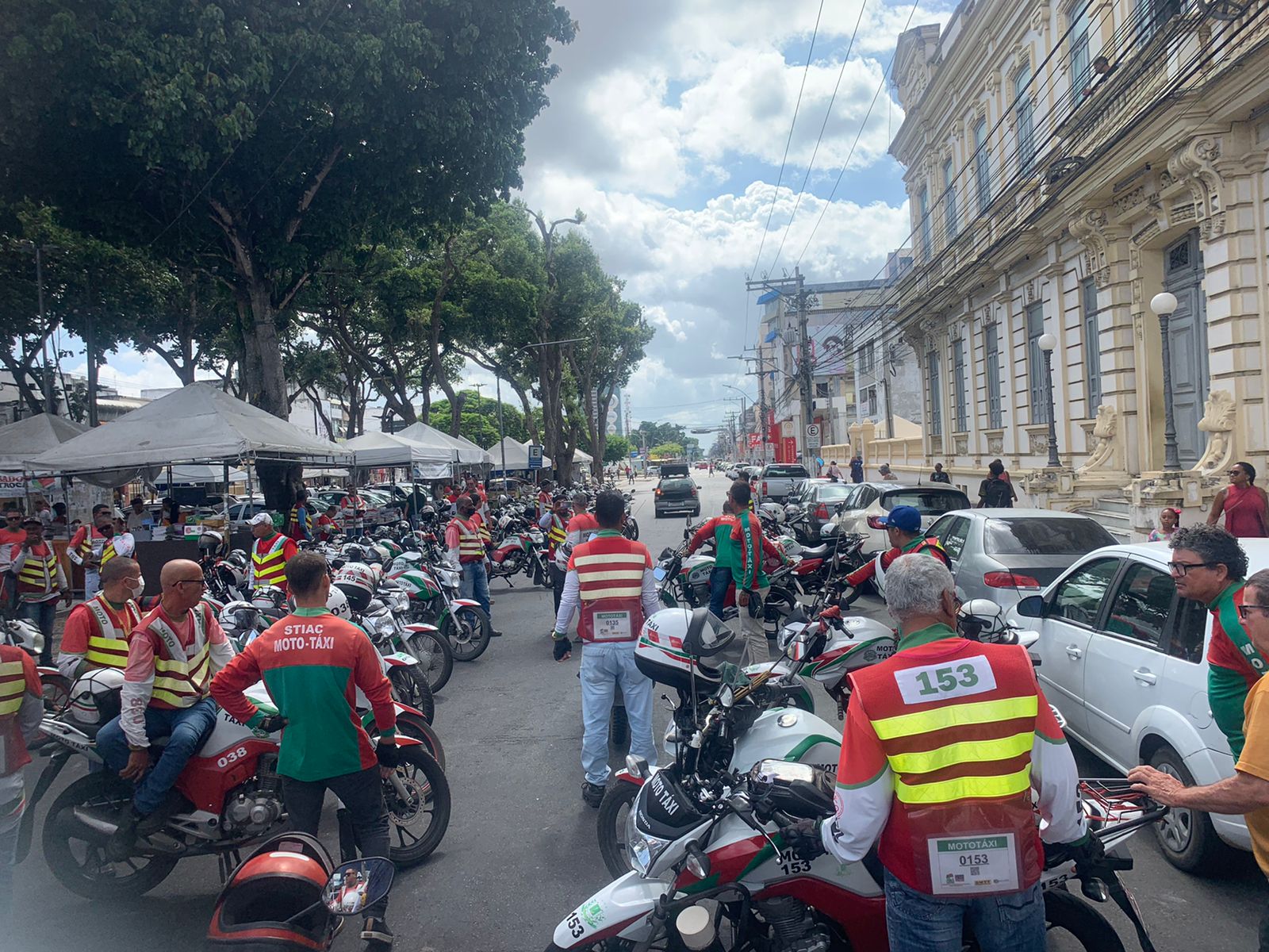 Mototaxistas realizam manifestação em frente a Prefeitura