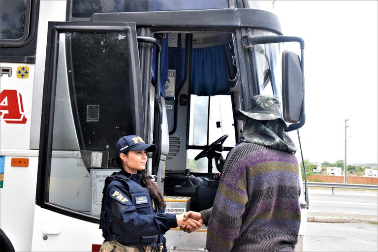 Comboio trazendo trabalhadores resgatados chega em Feira de Santana