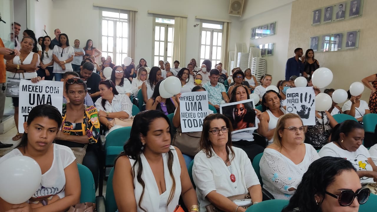 Mulheres vão à Câmara Municipal em apoio a Presidente da Casa Eremita Mota