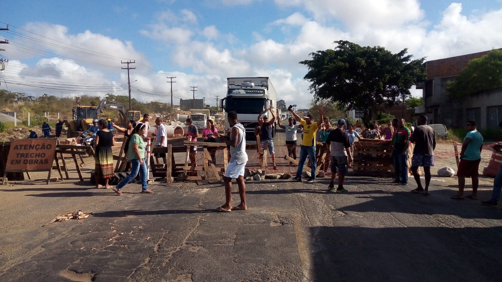 Moradores do bairro Nova Esperança fazem protesto e interditam avenida