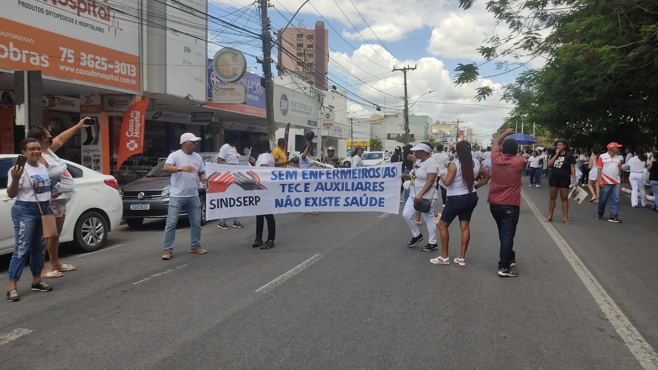 Profissionais da enfermagem fazem manifestação para cobrar piso salarial