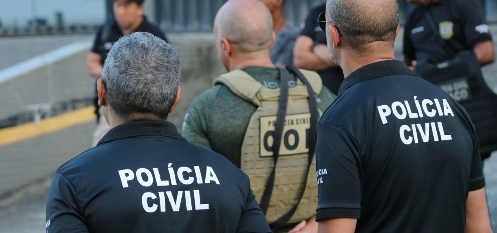 Bandidos explodem agência bancária em Salvador
