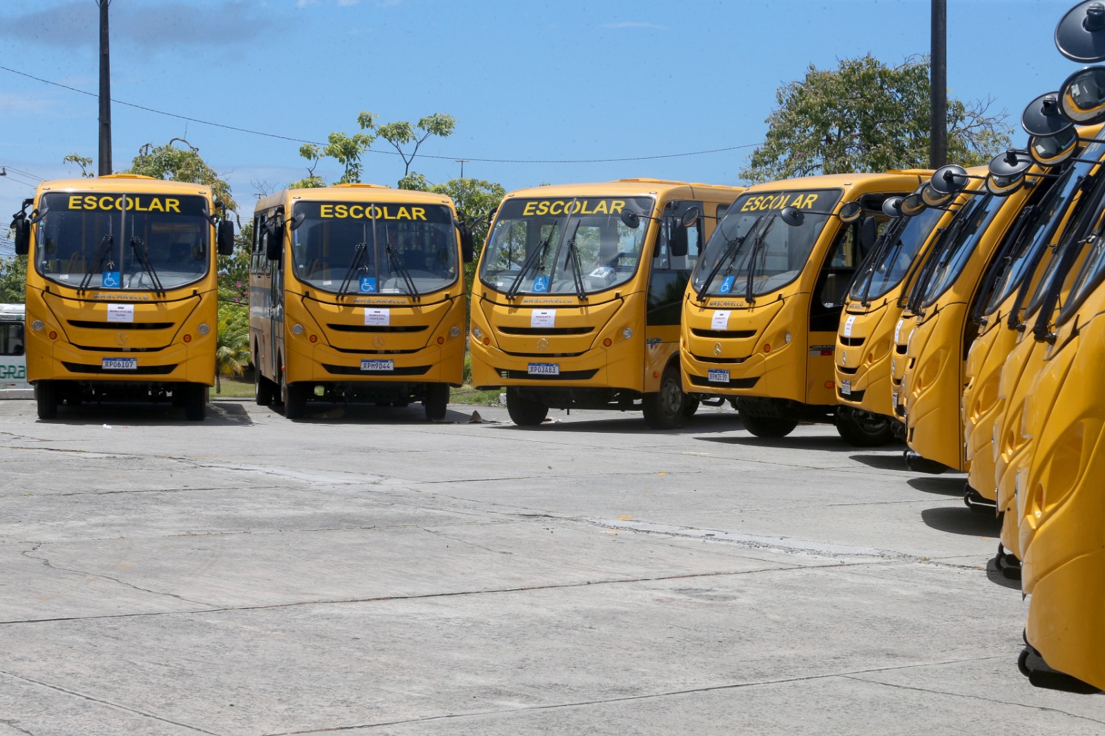 Em Salvador, Jerônimo entrega ônibus escolares para estudantes da zona rural