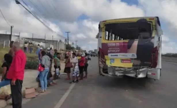 Feira de Santana: Colisão entre ônibus deixa pelo menos 15 pessoas feridas