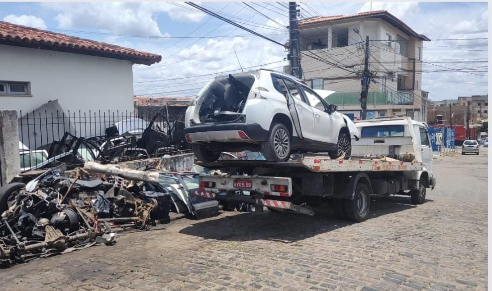 Homem é preso em flagrante acusado de desmanche de veículo roubado em Feira de Santana