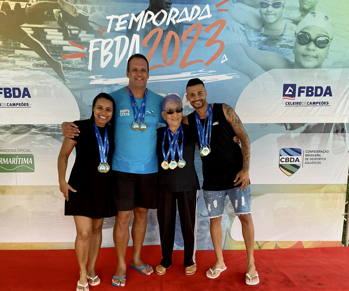 Atletas feirenses conquistam medalhas em torneio master de natação 