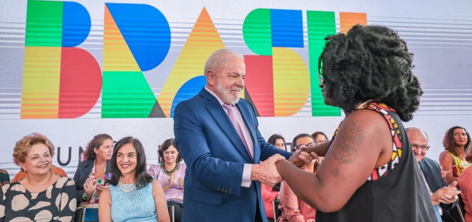 Lula assina projeto de lei que estabelece igualdade salarial entre homens e mulheres