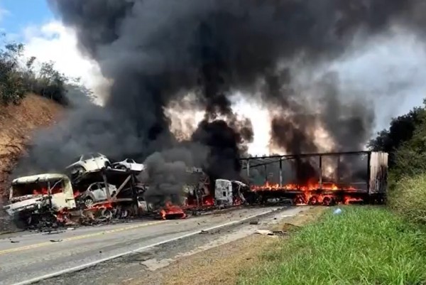 Acidente entre caminhões deixa uma pessoa morta e duas feridas