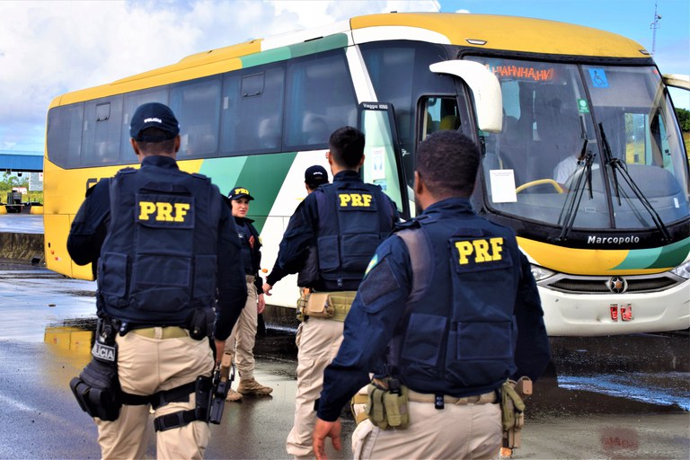 Idoso é preso por abusar sexualmente de criança em ônibus na Bahia
