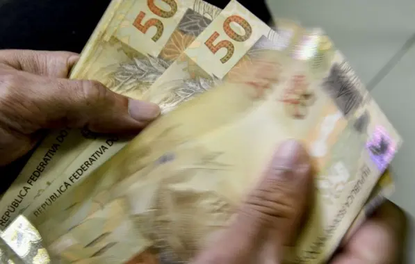 Brasileiros ainda têm cerca de R$ 5,7 bilhões sem resgate, diz Banco Central 