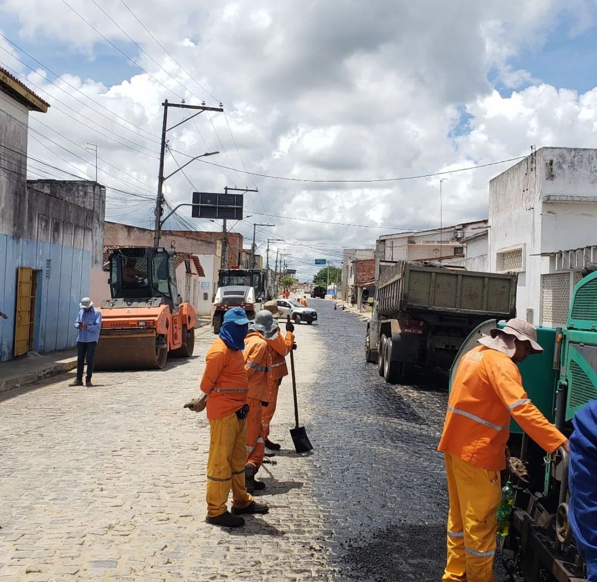Prefeitura de Coração de Maria inicia pavimentação da rua do Cruzeiro