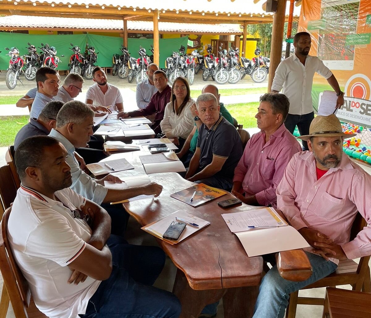 Consórcio Portal do Sertão entrega motos e tablets aos municípios