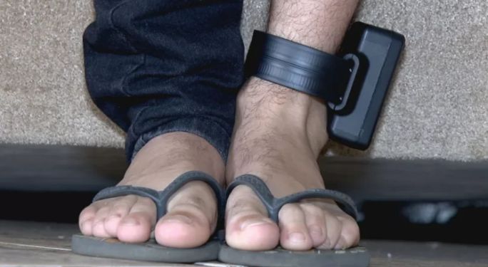 Cresce o número de crimes envolvendo pessoas com tornozeleira eletrônica