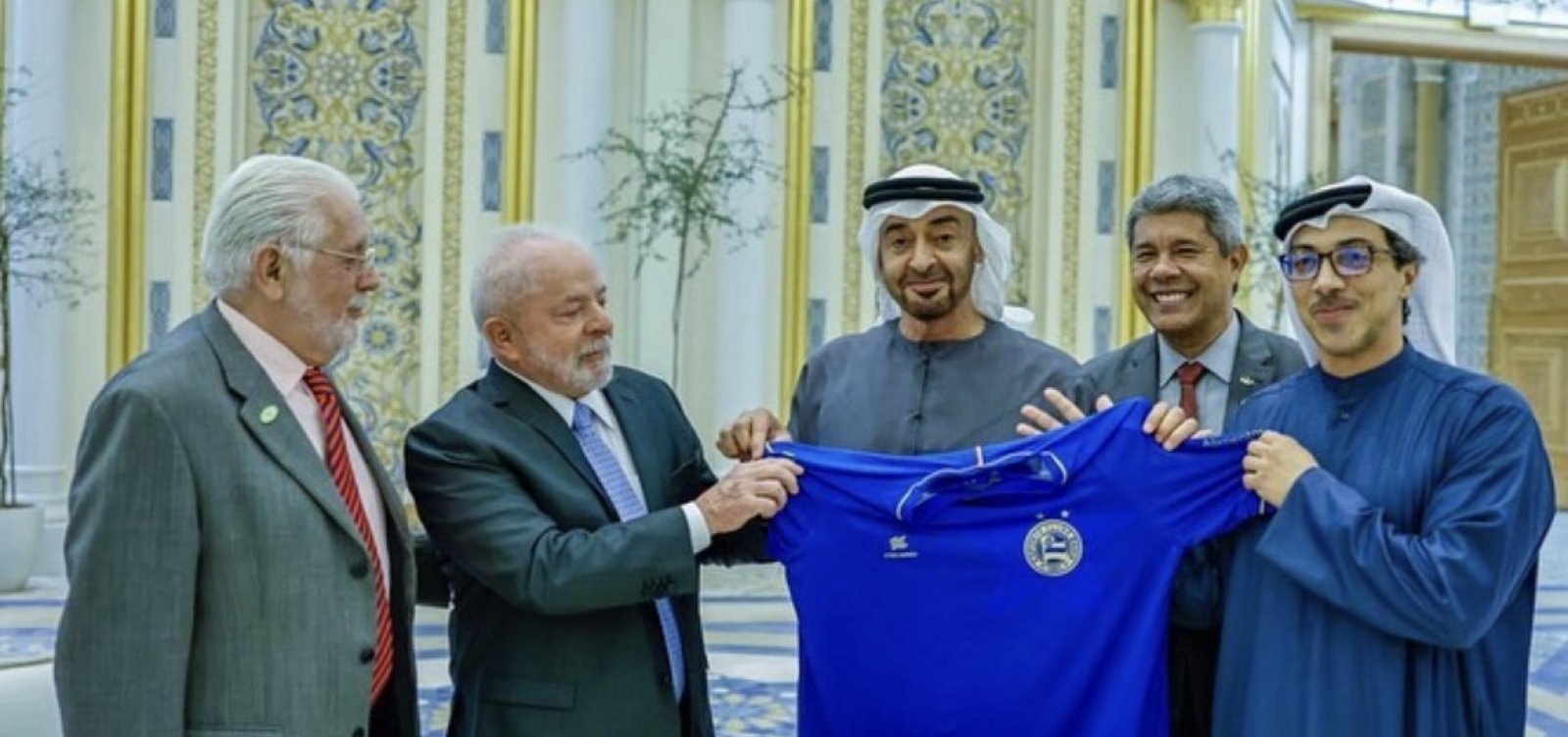 Em Abu Dhabi, Jerônimo presenteia sheik do Grupo City com camisa do Bahia