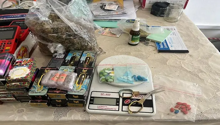 Dupla é presa arrumando drogas para serem vendidas na Micareta de Feira 