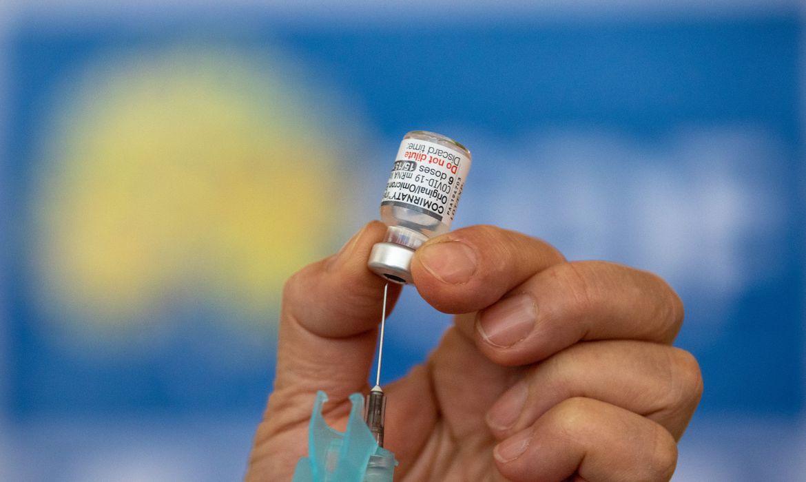 Vacinação bivalente contra covid-19 supera 9 milhões de doses