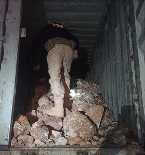 PRF apreende caminhão transportando 54 toneladas de quartzo sem documentação válida