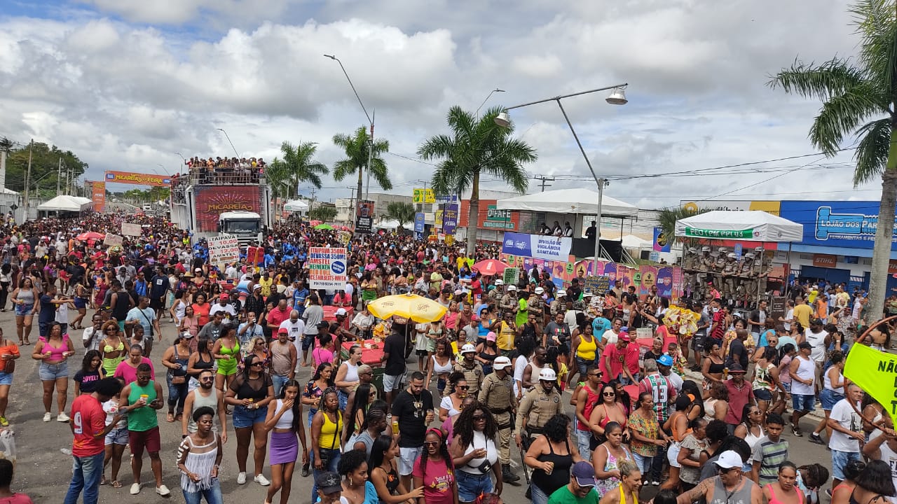 Thiago Aquino leva multidão em arrastão nesta segunda-feira