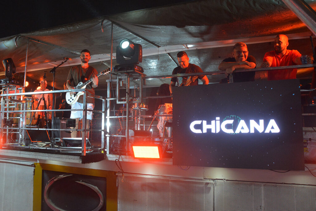 Chicana e seus fãs homenageiam Tay, ex-vocalista da banda durante a Micareta