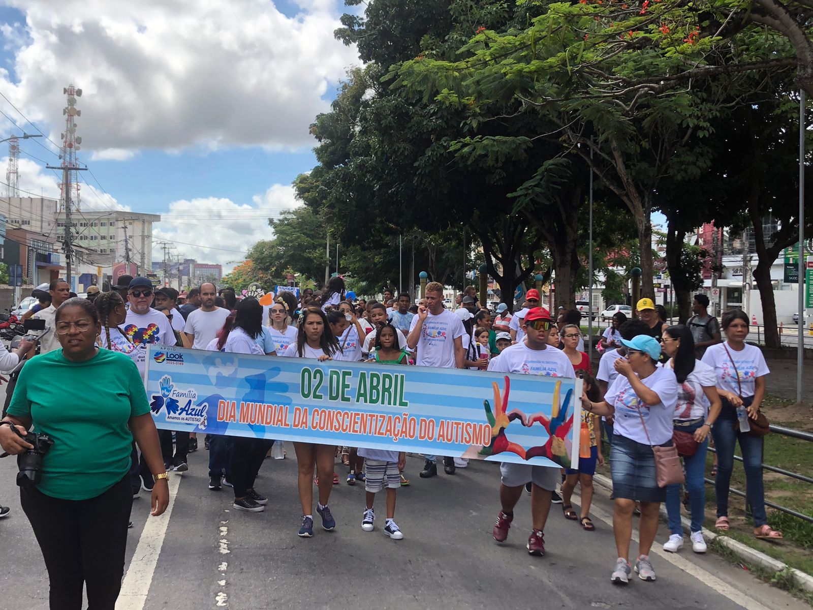Caminhada chama a atenção para a conscientização do autismo em Feira de Santana