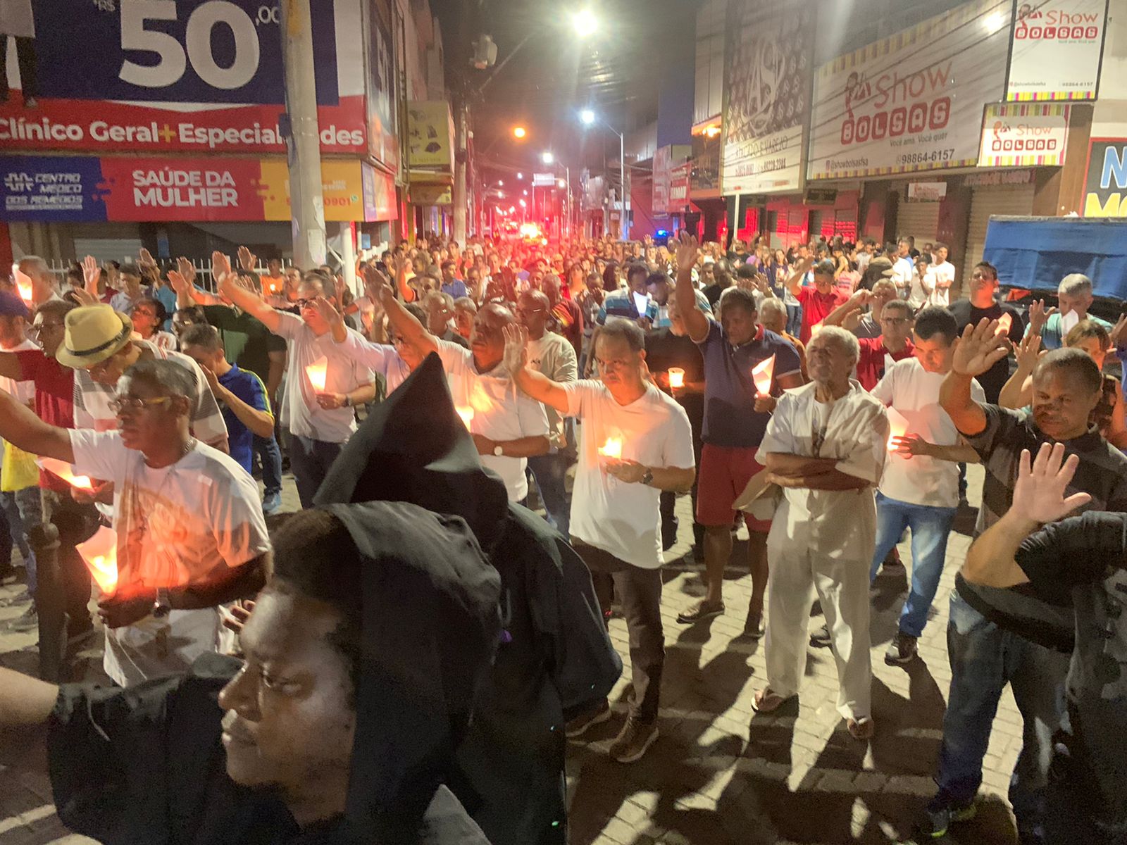 Procissão do Fogaréu leva católicos às ruas de Feira de Santana