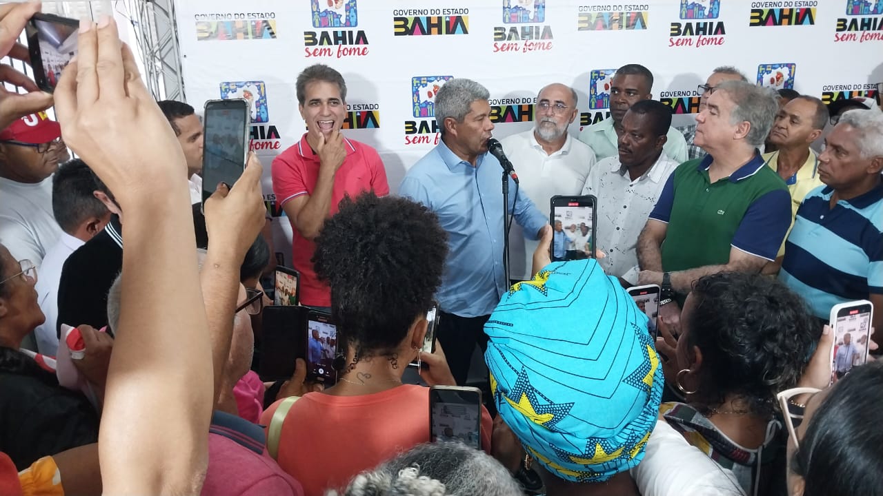 Governador critica prefeita e presidente da Câmara de Antônio Cardoso por mudança de lado durante as eleições