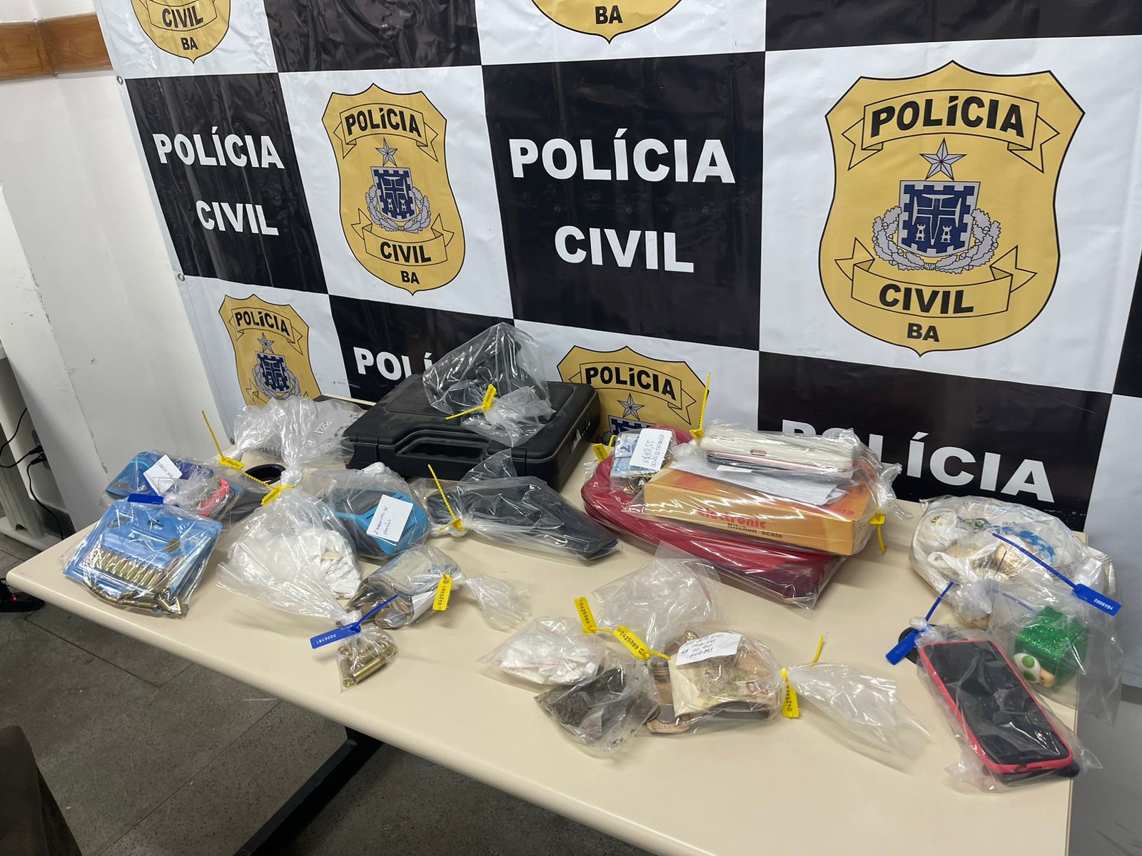 Polícia Civil cumpre mandados de busca e prisão por tráfico de drogas em Feira de Santana