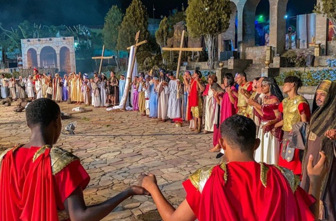 Santa Bárbara: Espetáculo ‘Paixão e morte de Cristo’ lota praça na Terra Santa