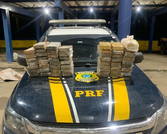 Casal de traficantes é preso em Feira de Santana transportando quase 58 Kg de cocaína