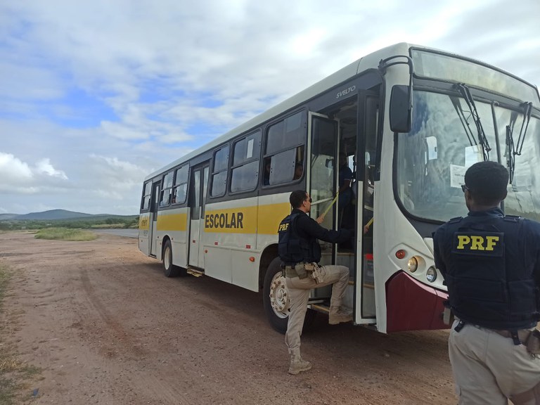 PRF flagra veículo realizando transporte escolar irregular em Itaberaba e Rafael Jambeiro