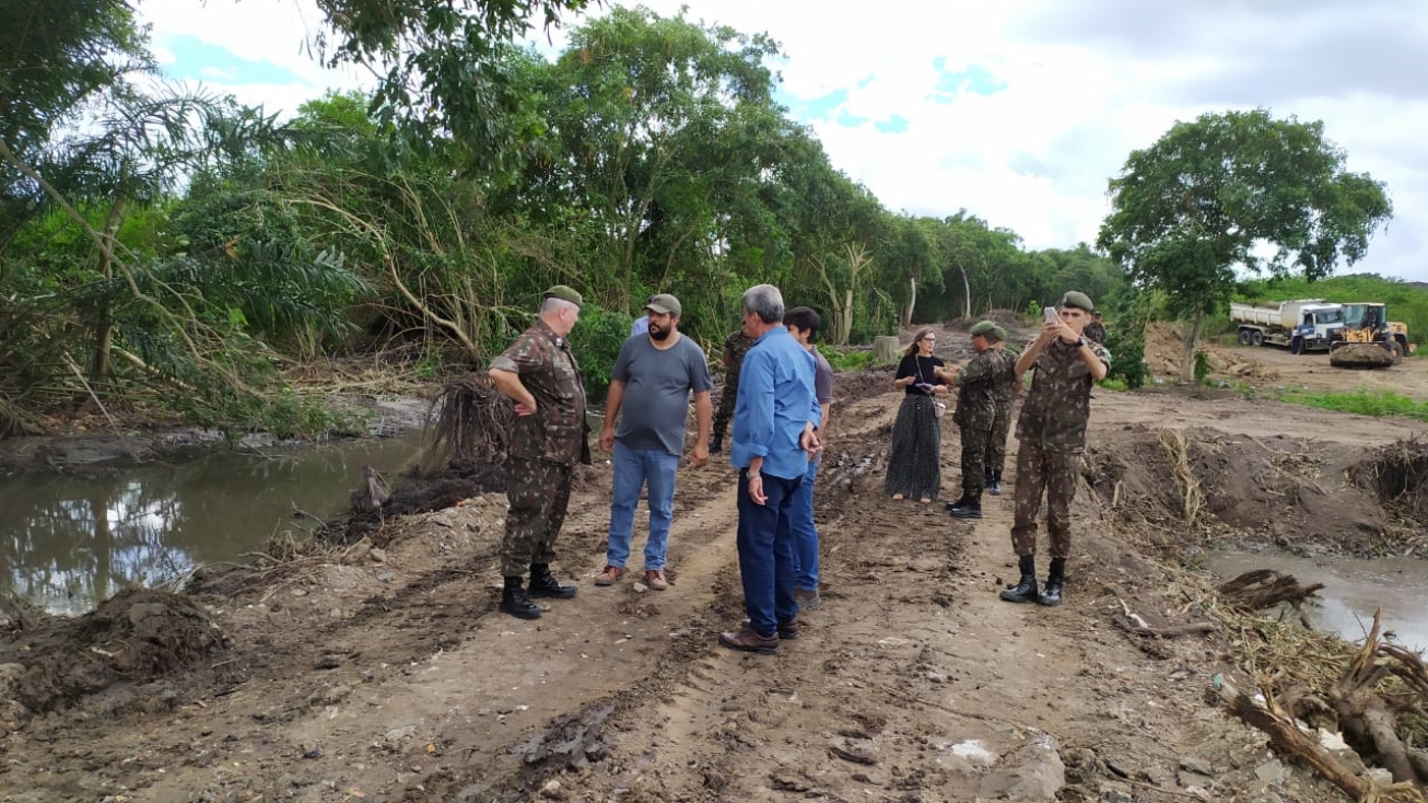 Prefeito e general do Exército acompanham obra de requalificação do Rio Subaé