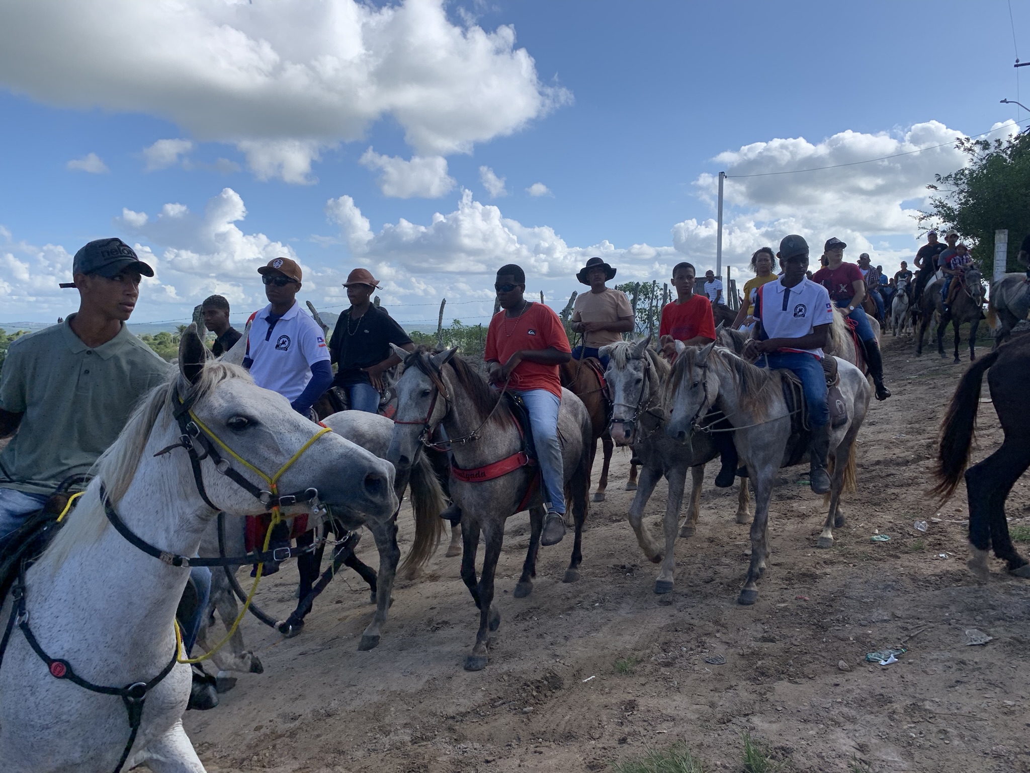 Tradição em Ipuaçu, cavalgada marca encerramento da Festa do Vaqueiro