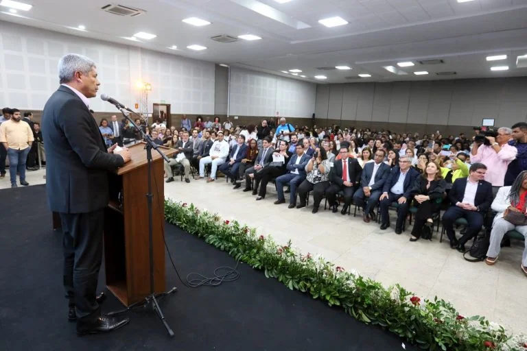 Estado lança programa de oportunidade profissional para jovens e fecha parcerias com o Ministério do Trabalho 