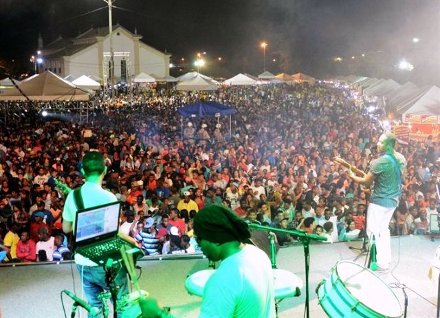 Prefeito estuda propostas de atrações dos festejos juninos de Feira 