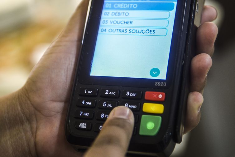 Milhões de brasileiros têm dificuldades de pagar suas dívidas 