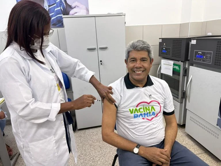 Jerônimo atualiza cartão com doses da bivalente e Influenza 