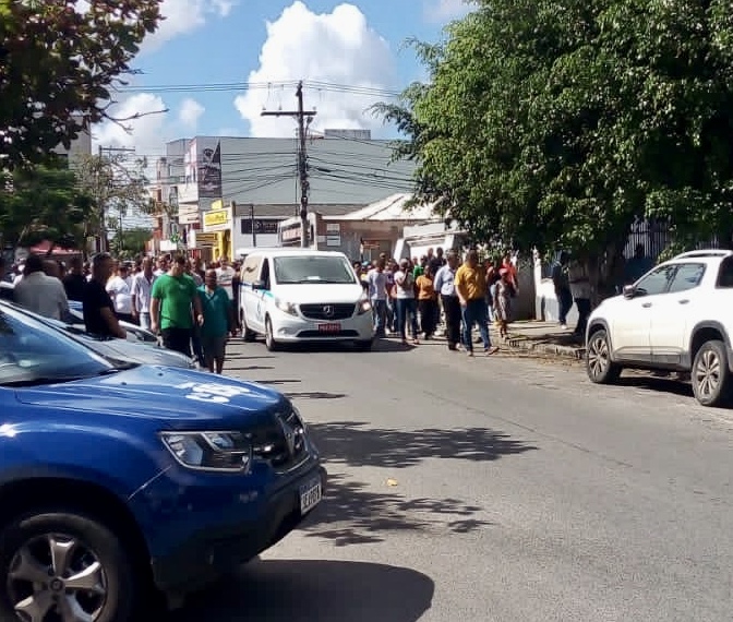 Familiares e amigos realizam homenagem durante sepultamento de ex-vereador