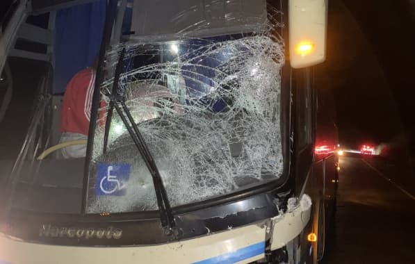 Ônibus com equipe do Vitória da Conquista se envolve em acidente e homem morre após colisão