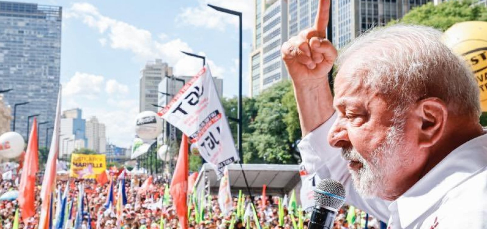 Lula volta a criticar juros e promete regulamentar trabalho em aplicativos durante ato nesta segunda