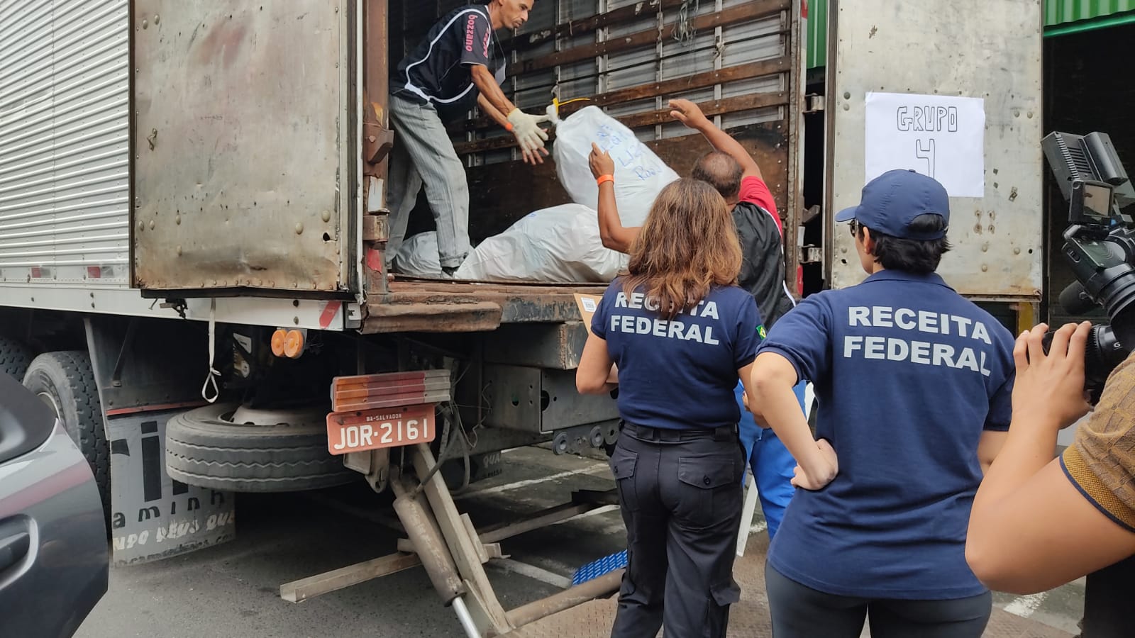 Justiça notifica mais de 100 comerciantes do Feiraguay por falsificação 