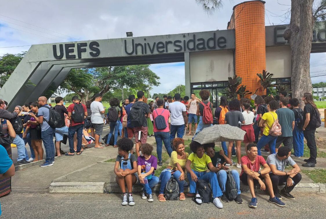 Estudantes da UEFS realizam manifestação nesta terça-feira(9)